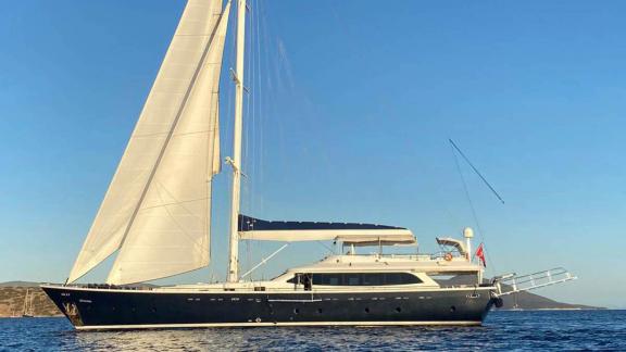 Elegante Segelyacht Gül Maria in ruhigen Gewässern